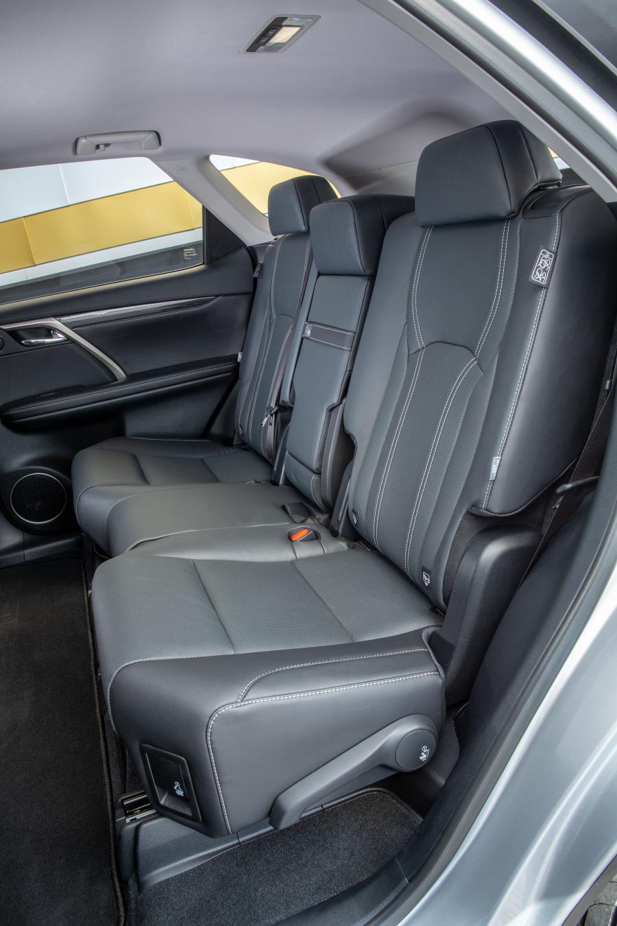 Интерьер Lexus RX450hL 2018 года  (UK) (фото 7 из 38)